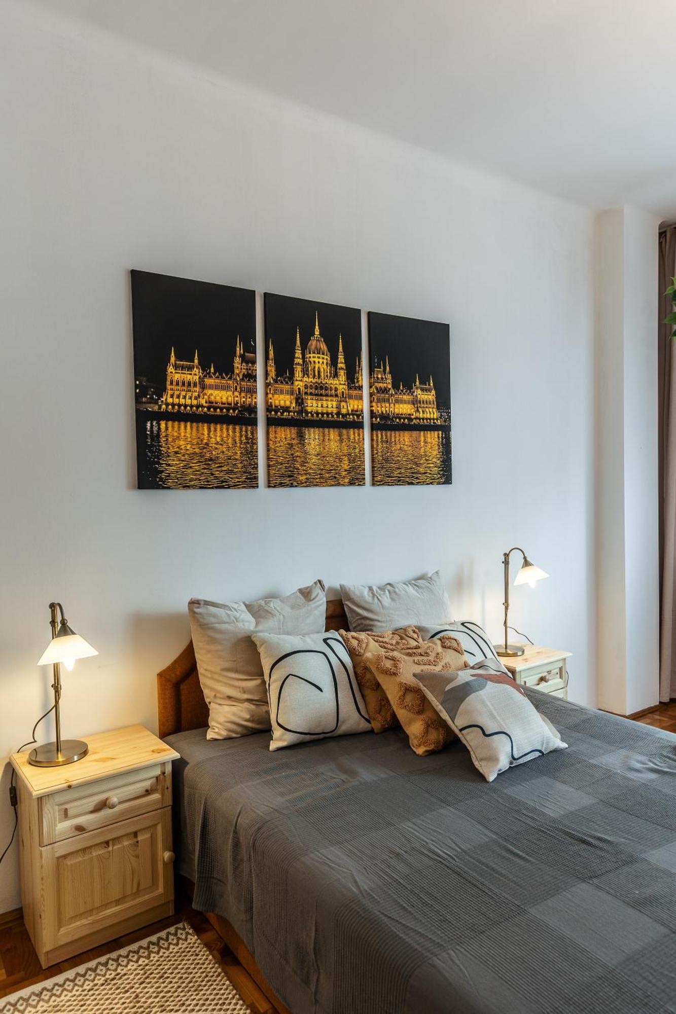 Bright & Spacious Riverside Apartment With Balcony Budapest Luaran gambar