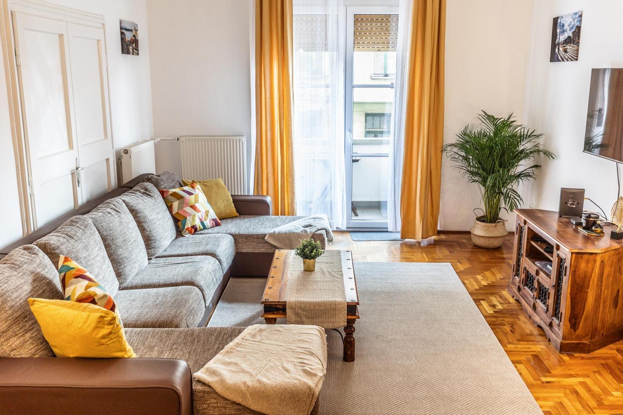 Bright & Spacious Riverside Apartment With Balcony Budapest Luaran gambar