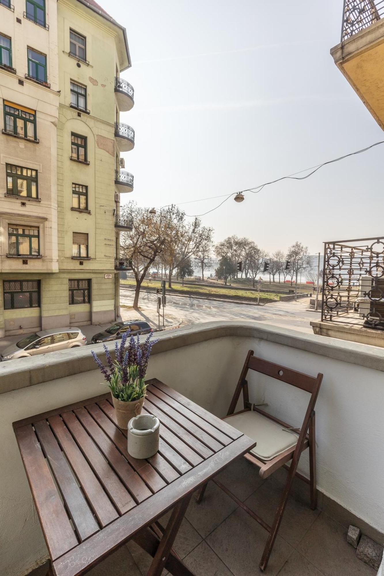 Bright & Spacious Riverside Apartment With Balcony Budapest Luaran gambar